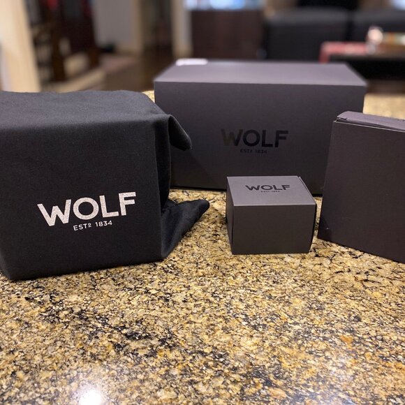 Wolf Cub WatchWinder with Cover (Black) - Model 4611103 - New In Box, Never Used - Picture 1 of 5